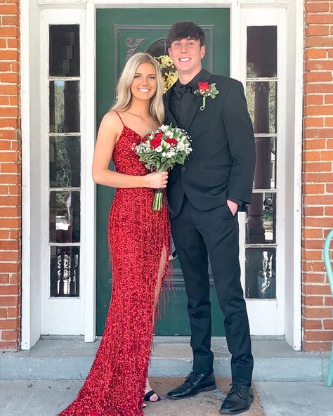 Red And Black Prom Couples, Red Prom Dress Couple, Red Prom Couple Outfit, Red Prom Couple, Homecoming Couples Outfits, Prom Couples Outfits, Red Prom Suit, Hoco Flowers, Sparkly Red Dress