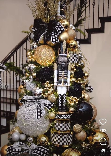 Black Silver Gold Christmas Decor, Roaring 20s Christmas Tree, Black Christmas Tree Ideas, Black And Gold Christmas Tree, Black Xmas Tree, Black Christmas Tree Decorations, Black Christmas Decorations, Elegant Christmas Tree Decorations, Black Christmas Tree