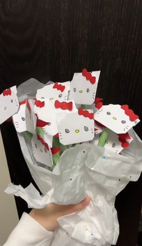 Hello Kitty Gifts Diy, Hello Kitty Flower Bouquet, Diy Hello Kitty, Kitty Crafts, Hello Kitty Gifts, Sorry Gifts, Gifts For Gf, Hello Kitty Crafts, Paper Bouquet