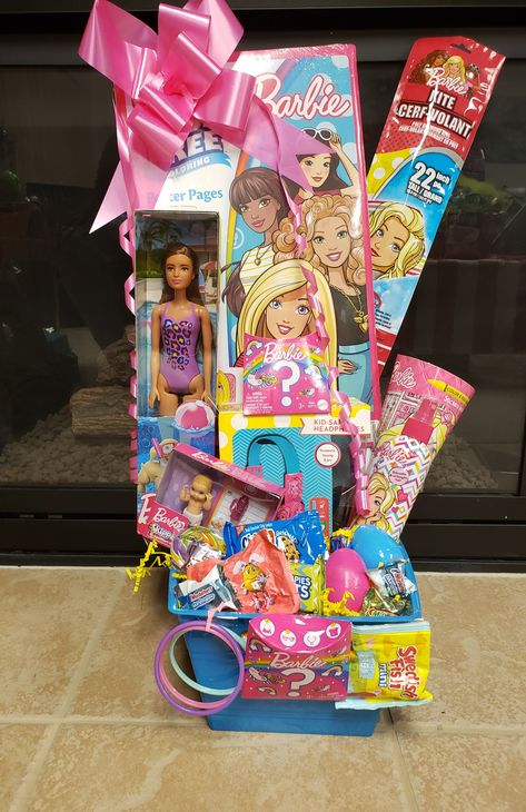 Barbie Easter Basket Ideas, Barbie Gift Basket, Barbie Easter Basket, Kids Toys For Christmas, Unique Easter Baskets, Creative Easter Baskets, Homemade Gift Baskets, Accessoires Barbie, Christmas Presents For Kids