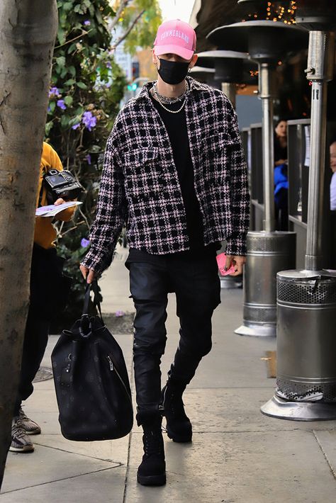 Machine Gun Kelly Is Edgy in Leather Pants & Combat Boots – Footwear News Mgk Outfits, Combat Boots Outfit Men, Punk Chic Fashion, Punk Mens Fashion, Pop Punk Outfits, Punk Outfits Men, Grunge Outfits Men, Combat Boot Outfits, Combat Boot Outfit