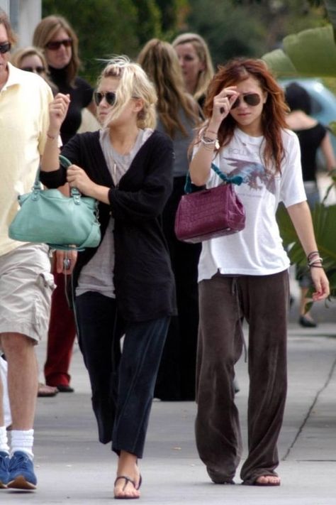 Ashley Olsen Style 2000s, Olsen Twins Style 2000s, Balenciaga First Bag, Mary Kate Olsen Style, 2000s Street Style, Balenciaga First, Mary Kate And Ashley Olsen, Ashley Olsen Style, Ashley Mary Kate Olsen