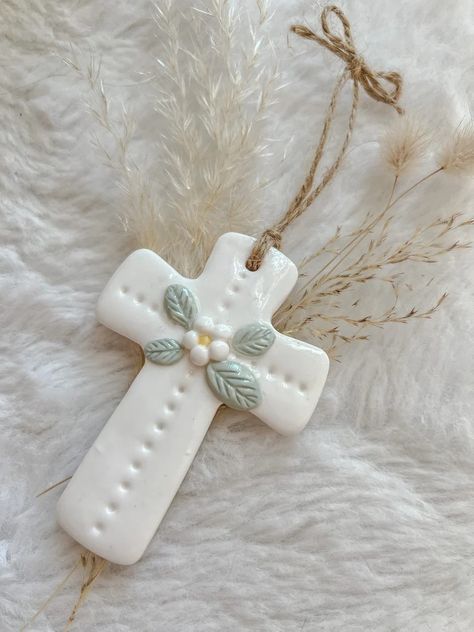 Jesus Christmas Crafts, Clay Cross, Ceramic Crosses, Minimalist Christmas Decor, Eco Friendly Diy, Polymer Clay Ornaments, Clay Crafts Air Dry, Clay Ornaments, Clay Jewelry Diy