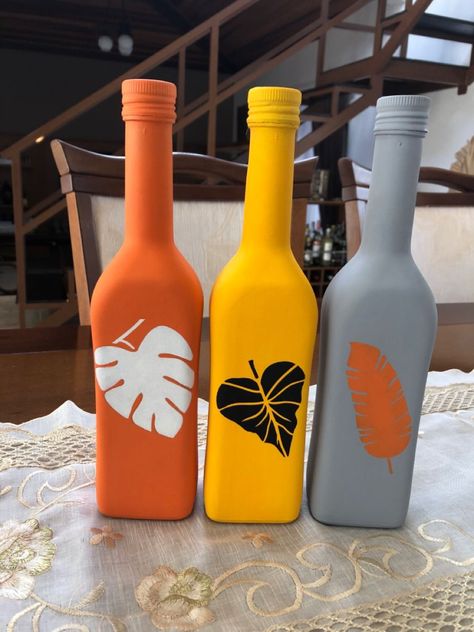 Bottles Decoration Diy, Bottle Art Projects, Hand Painted Wine Bottles, Glass Painting Designs, Glass Bottle Diy, Wine Wall Art, Bottle Craft, Diy Glass Bottle Crafts, Wine Glass Art