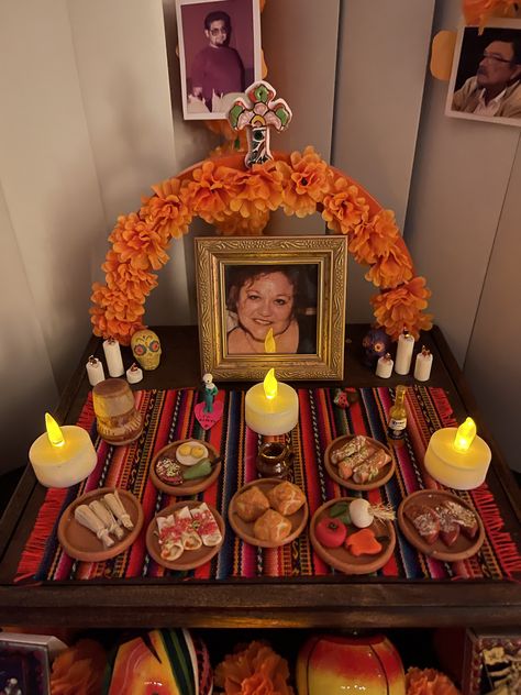 Small Ofrenda Table Ideas, Ofrenda Ideas Diy Small House, Mexican Altar Ideas, Small Day Of The Dead Altar, Ofrenda Ideas Diy, How To Make An Ofrenda, Simple Ofrenda Ideas, Diy Altar De Muertos Ideas, Small Ofrenda Ideas