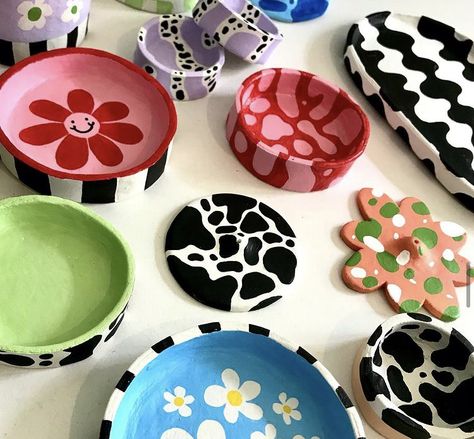 Painting Clay Ideas, Pottery Painting Abstract, Pottery Decorating Ideas, Clay Designs Ideas, Ceramic Pottery Art Ideas, Pottery Painting Inspiration, Painting Pots, Pottery Cafe, Pot Decor