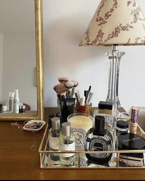 Makeup Storage On Dresser, Vanity Inspiration Aesthetic, Beautiful Small Bedroom Ideas, Makeup Vanity Inspiration, Makeup Dresser Ideas, Bedroom Makeup Station, Vanity Decor Bedroom, Dresser Makeup Organization, Makeup Vanity Aesthetic