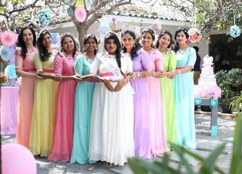 Saved by radhareddy garisa Baby Shower Group Photo, Baby Shower Poses With Friends, Seemantham Stills, Indian Maternity Shoot, God Bharai, Baby Shower Shoot, Baby Shower Poses, Indian Maternity Photos, Shower Poses