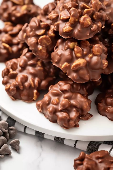 Indulge in the simplicity of Easy Chocolate Peanut Clusters. A quick, delightful treat perfect for any occasion. Try them today! Melt In Your Mouth Chicken, Chocolate Peanut Clusters, Chocolate Covered Nuts, Chocolate Clusters, Gluten Free Chocolate Recipes, Peanut Clusters, Chicken Recipes Boneless, Chocolate Candy Recipes, Chicken Tender