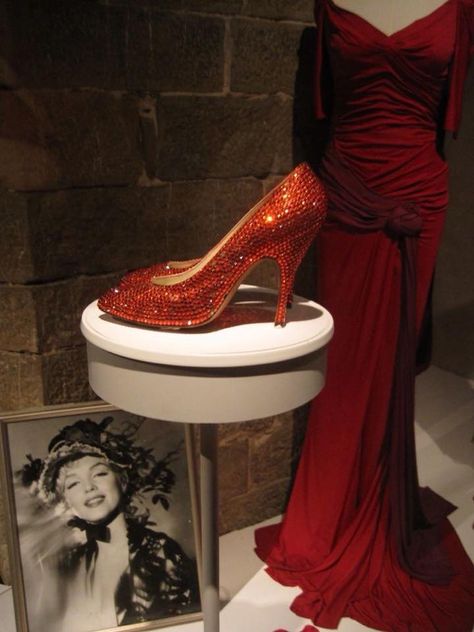 Marilyn's red crystal 'Ferragamo' pumps from "Gentlemen Prefer Blondes", although not worn in the film, Marilyn did wear these for several publicity photos. Her crimson 'Oleg Cassini' gown can be seen in the background, both are on display at the 'Ferragamo' museum in Italy. <3 Marilyn Outfits, Marilyn Monroe Shoes, Marilyn Monroe Outfits, V Fashion, Jorge Gonzalez, Norma Jean Marilyn Monroe, Marilyn Monroe Dress, Ferragamo Pumps, Marilyn Monroe Fashion