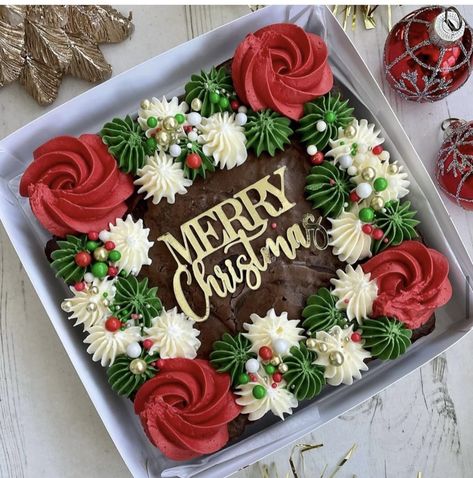 Brownie Decorating Ideas Christmas, Christmas Tray Cake, Christmas Cake Vintage, Christmas Decorated Brownies, Christmas Cake Square, Christmas Brownies Ideas Easy, Mini Cakes Christmas, Individual Christmas Cakes, Christmas Square Cake