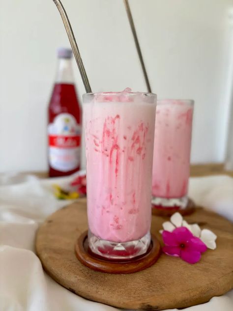 This authentic Thai nom yen recipe is perfect for a cooling summer drink at home. 2 Traditional methods for pink milk, served cold. Thai Pink Milk, Vietnamese Drinks, Thai Tea Recipes, Green Papaya Salad, Drink At Home, Chill Drinks, Ice Milk, Thai Tea, Spicy Dishes