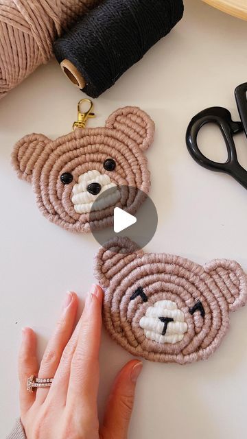 Small Macrame Tutorial, Macrame Teddy Bear, Macrame Key Chain Tutorials, Macrame New Ideas, Small Macrame Projects Diy, Macrame Coasters Patterns, Diy Macrame Patterns, Macrame Accessories Diy, Diy Keychain Ideas How To Make