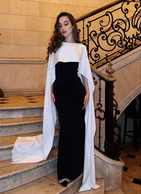 Soiree Dress With Cape, Elegant Floor-length Party Abaya, Elegant Hijabi Soiree Dresses, Black Soiree Dresses For Hijab, Soiree Dresses For Pregnant Women, Soiree Dress, Guest Outfit, Fashion Fits, Classy Dress