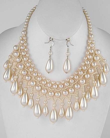 This is a loving fashion pearl neckless and earring set. Stylish Gold Earrings, Women Gold Necklace, Diy Pearl Necklace, Diy Jewelry Set, Neck Pieces Jewelry, Crystal Bead Jewelry, Pearl Necklace Designs, Diy Jewelry Unique, Beaded Jewelry Tutorials