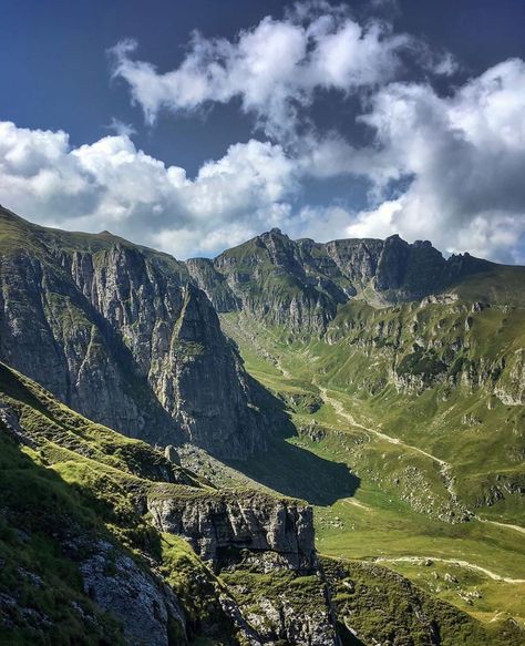 Mountains Photo, Beautiful Scenes, Mountain Photos, Photo B, Native American Art, Spiritual Journey, American Art, Romania, Boats