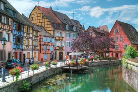 inspiration for Miyazaki to create Sophie's town (Howl's Moving Castle) - this is a real photo of a town in France Howl's Moving Castle Aesthetic, Castle City, Studio Ghibli Background, Castle Aesthetic, Louvre Paris, Howls Moving Castle, Colmar, Trieste, Road Trip Usa