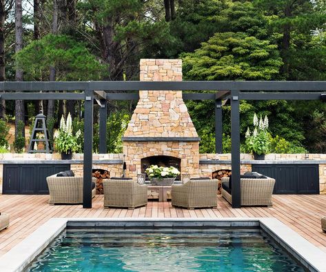 Entertainers Chyka and Bruce Keebaugh's leafy Mornington Peninsula weekender is the perfect place for them to kick back and unwind in style. Outdoor Fireplace Ideas, Homes To Love, Outdoor Entertaining Spaces, Contemporary Farmhouse, Barn Style House, Fireplace Ideas, Outdoor Entertaining Area, Outdoor Fire, Outdoor Fireplace