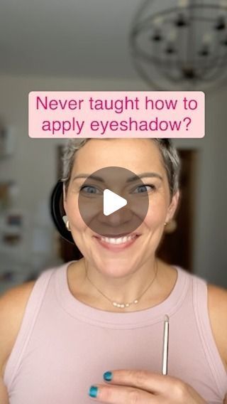 How To Apply Eyeshadow For Blue Eyes, Best Makeup For Small Eyes, Easy Going Out Eye Makeup, Eye Shadowing Tutorial Blue Eyes, Current Eyeshadow Trends, Easy Daytime Eye Makeup, Simple Day Eye Makeup, Eyeshadow No Mascara, Small Deep Set Eyes Makeup