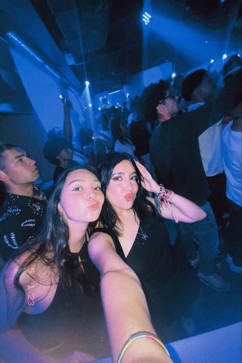 Disco Pictures With Friends, Party Night Photoshoot, Disco Party Pictures, Club Poses Instagram, Party Photoshoot Friends, Party Poses Friends, Party Pose Reference, Party Poses Night, Disco Poses