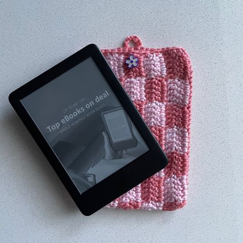 a kindle over a light pink & dark pink checkered rectangular crocheted case, with a purple flower button Kindle Crochet, Checkered Crochet, Crochet Book Cover, Crochet Case, Kindle Sleeve, Kindle Cover, Kindle Case, Diy Bracelets Patterns, Book Sleeve