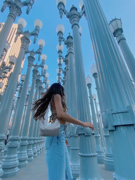 Urban Lights Los Angeles Poses, Los Angeles Fall Aesthetic, Los Angeles October Outfits, La Places To Visit Los Angeles, Lacma Lights Photo Ideas, Los Angeles Girl Aesthetic, La Instagram Pictures, Los Angeles Picture Ideas, Lacma Photoshoot