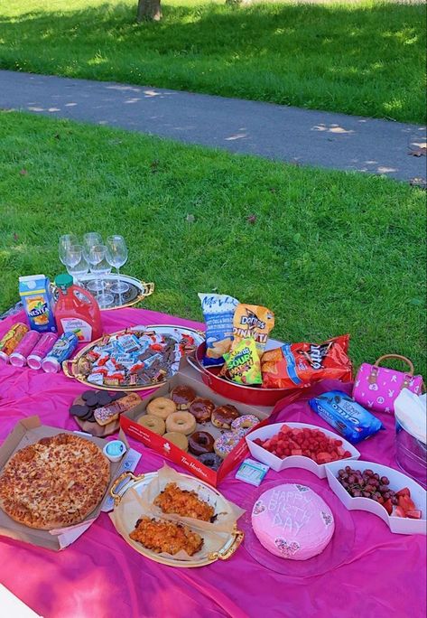 Picnic Food Ideas For Friends, Kids Picnic Foods, Princess Picnic, Romantic Picnic Food, Bday Picnic, Date Food, Picnic Dates, Picnic Date Food, Outing Ideas