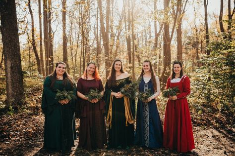 Fantasy Wedding Bridesmaid, Medieval Bridesmaid, Wedding Jewel Tones, Heathen Wedding, Sapphic Wedding, Medieval Wedding Theme, Enchanted Forest Wedding Theme, Hobbit Wedding, Lotr Wedding