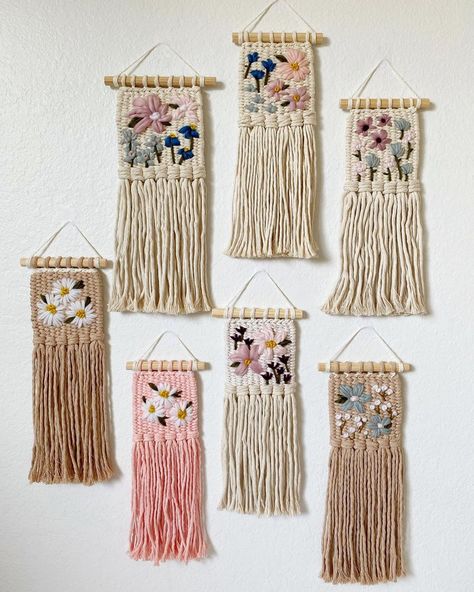 Fiber Art Ideas, Woodland Macrame, Crochet Tapestry Pattern, Pattern Pixel Art, Mini Weaving, Floral Weaving, Simpul Makrame, Wall Weaving, Pola Macrame