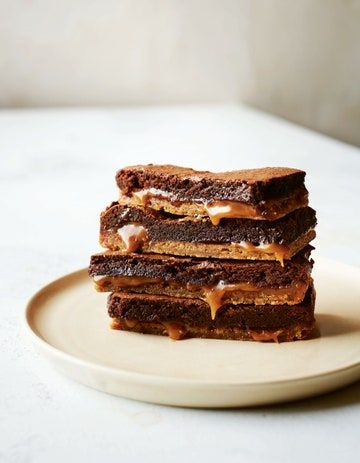 Millionaire Brownies, Fresh Berries Recipes, Light Chocolate Cake, Millionaire Shortbread Recipe, Caramel Shortbread, Millionaire Shortbread, Salted Caramel Brownies, Caramel Brownies, Shortbread Recipes