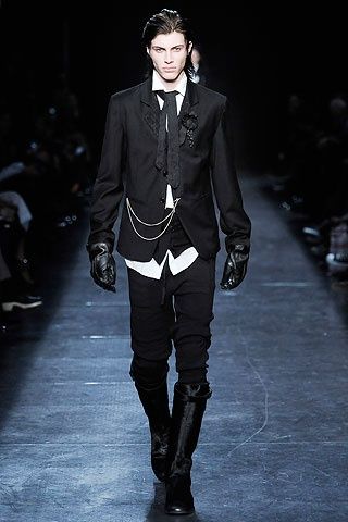 Assasin Outfit Men, Vampire Suit Men, Goth Suit Men, Goth Suit, Suit Runway, Goth Outfits Men, Ann Demeulemeester Menswear, Vampire Fashion, Gothic Mode