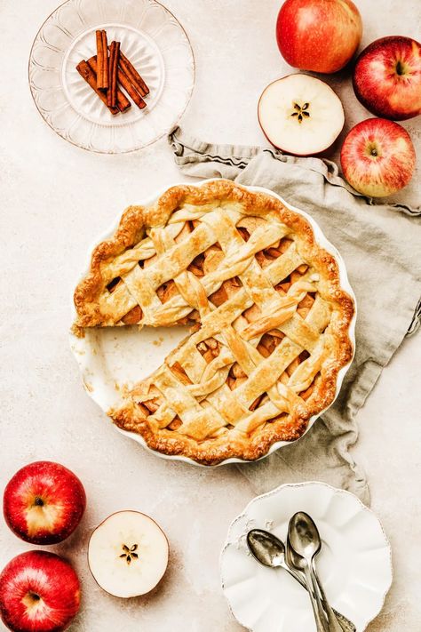 Apple Pie Photography, Desserts To Impress, American Apple Pie, Cinnamon Pie, Apple Crumb Cakes, Dessert Parfait, Sugar Dough, Apple Crumb, Classic Apple Pie