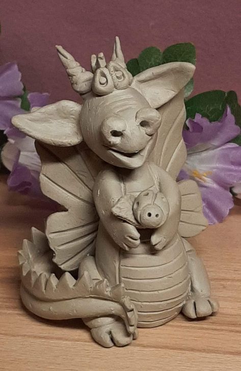 Pottery Creatures, Pottery Dragon, Art Worksheets Printables, Ceramic Dragon, Beginner Pottery, Pottery Animals, Clay Dragon, Dragon Sculpture, Sand Sculptures