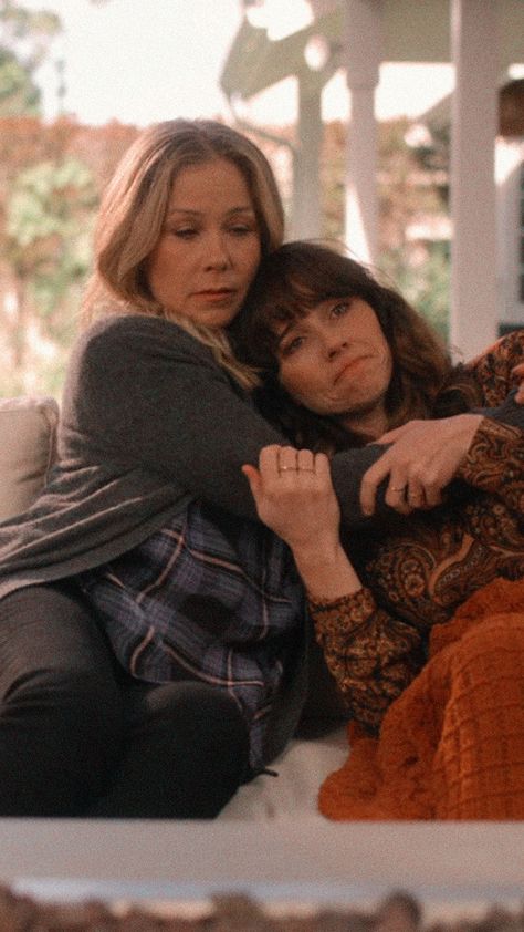 Jen & Judy - Dead to Me Unlikely Friends, Christina Applegate, Tv Show Outfits, Lights Camera Action, Best Friend Photos, Dead To Me, Me Tv, How To Show Love, I Icon