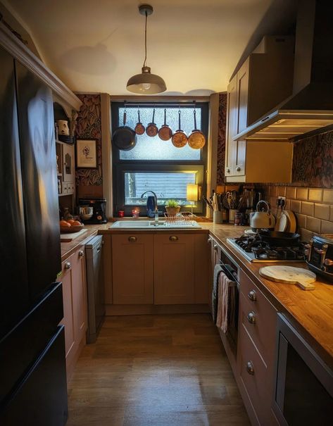 Simply Kitchen Ideas, Vintage Kitchen Apartment, Cozy Apartment Decor Kitchen, 2000s Home Aesthetic, 90s Kitchen Aesthetic, Early 2000s House, Early 2000s Kitchen, Small Family Apartment, Kitchen Aesthetic Cozy