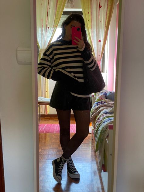 Tights With Converse Outfit, Black Shorts With Tights, Shorts With Stockings Outfits, Tights And Shorts Outfit, Converse With Shorts, Converse Outfit Winter, College Instagram, Winter Shorts Outfits, Striped Sweater Outfit