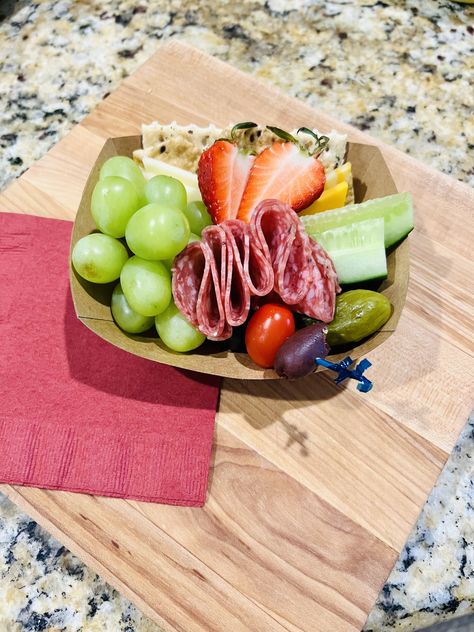 Charcuterie Bowl Ideas, Individual Charcuterie Trays, Charcuterie Bowls Individual, Charcuterie Boats Ideas, Individual Charcuterie Plates, Individual Charcuterie Board Ideas, Charcuterie Boats, Charcuterie Bowls, Charcuterie Lunch