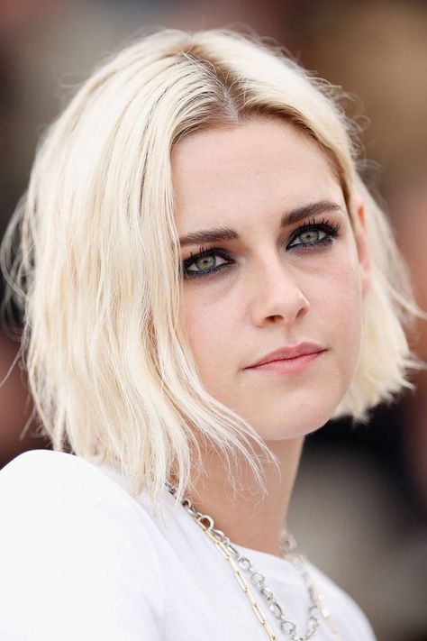 Kristen Stewart Bleach Blonde Bob, Julia Fox, Blonde Makeup, Bleach Blonde Hair, Video Edits, Short Hair Trends, Mtv Movie Awards, Platinum Hair, Bleach Blonde