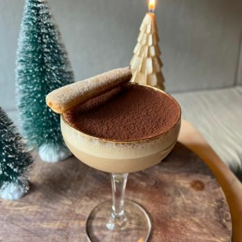 Tiramisu Martini cocktail Festive Cocktails Christmas, Tiramisu Cocktail, Rum Sour, Tiramisu Martini, Spicy Desserts, Homemade Coffee Syrup, Festive Cocktail Recipes, Best Christmas Cocktails, Cocktails Christmas