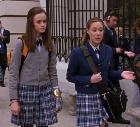 Rory Gilmore School Uniform, Rory Chilton Uniform, Rory Gilmore Chilton Uniform, Chilton Uniform, 2000s School, Gilmore Girls Cast, Gilmore Girls Party, Pretty Vibes, Paris Geller