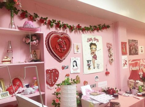 Red Rose Bedroom Ideas, Lovecore Bedroom, Creepy Gals, Bedroom Aesthetics, Room Decoration Ideas, Day Room, Bedroom Ideas Aesthetic, Coquette Room, Pink Office