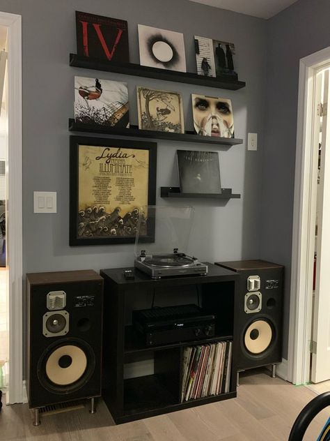 Stereo Setup Ideas, Apartment Music Aesthetic, Record Home Decor, Vinyl Record Setup Ideas, Music Apartment Aesthetic, Vinyl Record Setup, Vinyl Setup Ideas, Music Office Room, Vinyl Room Ideas