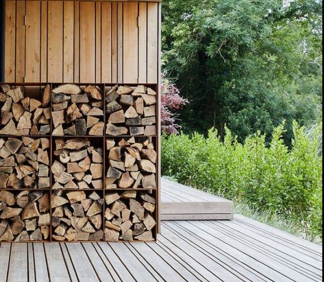 Outside Wood Storage Wall, Wood Log Storage Outdoor, Stacking Firewood Outside Ideas, Log Wood Shed Firewood Storage, Outdoor Wood Storage, Wood Pallet Wood Shed Firewood Storage, Firewood Storage Indoor, Firewood Storage Outdoor, Outdoor Firewood Rack