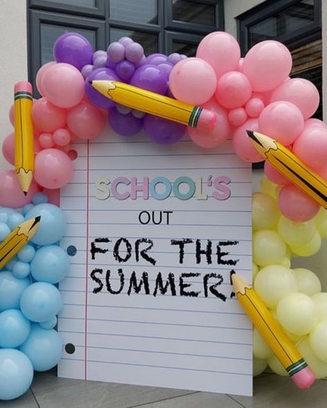 Parties & Signs | Party Signs & Backdrops for all Occasions🇬🇧 on Instagram: "@acepartyhire created this stunning backdrop with our first day of school notebook sign and we love it!seen here in 5ft #schoolsoutforsummer #firstdayofschool" First Day Of School Decor, First Day Of School Backdrop, First Day Of School Party, Teachers Day Decoration, Back To School Backdrop, School Backdrop, Balloon Bouquet Diy, School Trends, School's Out For Summer