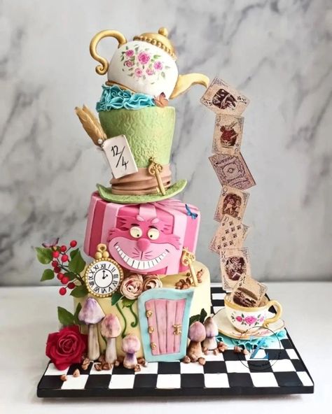 Alice In Wonderland Crafts, Alice In Wonderland Room, Topsy Turvy Cake, Alice In Wonderland Tea Party Birthday, Alice In Wonderland Cakes, Onederland Birthday Party, Alice In Wonderland Birthday, Cake Blog, Alice In Wonderland Theme