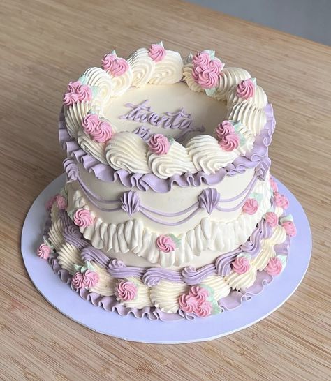 Bolo Vintage, Cake Cute, Vintage Birthday Cakes, Simple Cake Designs, Creative Cake Decorating, Creative Birthday Cakes, Simple Birthday Cake, Pretty Birthday Cakes, Cute Birthday Cakes