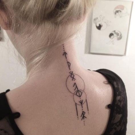 Runen Tattoo Frau Rücken echt stilvoll Viking Rune Tattoo, Tattoo Sonne, Norse Mythology Tattoo, Pagan Tattoo, Scandinavian Tattoo, Rune Tattoo, Back Of Neck Tattoo, Norse Tattoo, Nordic Tattoo