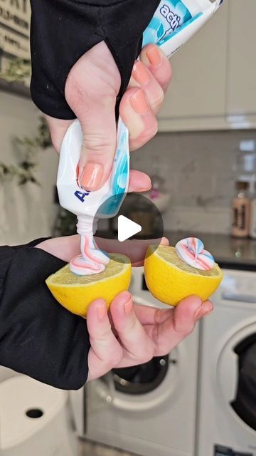 Kerrie Steadman on Instagram: "TWO OF MY FAVOURITE HACKS 🍋✨️

Save for later 🤍

#cleaningtiktok #cleanwithme #housewifelife #cleaningmotivation #cleantok #cleaninghacks #cleaningtips" Cleaning Hacks Mrs Hinch, Shower Head Cleaner Diy, Quick Cleaning Hacks, Cleaning Ideas For The Home, Cleaning Solutions Homemade, Cleaning Ovens, Diy Shower Cleaner, Shower Cleaning Hacks, Cleaning Pans