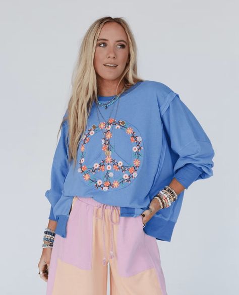 So comfy with an effortless boho silhouette, the Ford Floral Peace Patch Top is the perfect essential to your boho closet!⁠ ⁠ Boho Silhouette, Boho Closet, Boho Essentials, Patch Top, Bralette Outfit, Weekly Outfits, Patchwork Jeans, Oversized Top, New Tops