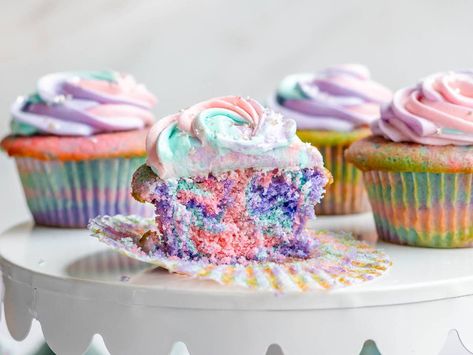 Unicorn Cupcakes Unicorn Birthday Party Cupcakes, A Activities, Holiday Dinner Recipes, Birthday Decor Ideas, Unicorn Treats, Fluffy Frosting, Frosting Colors, Dessert Cookbooks, Easy Holiday Recipes